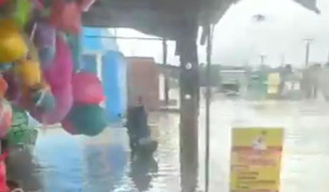 Chuva forte deixa ruas alagadas e água invade casas em Maceió e Rio Largo