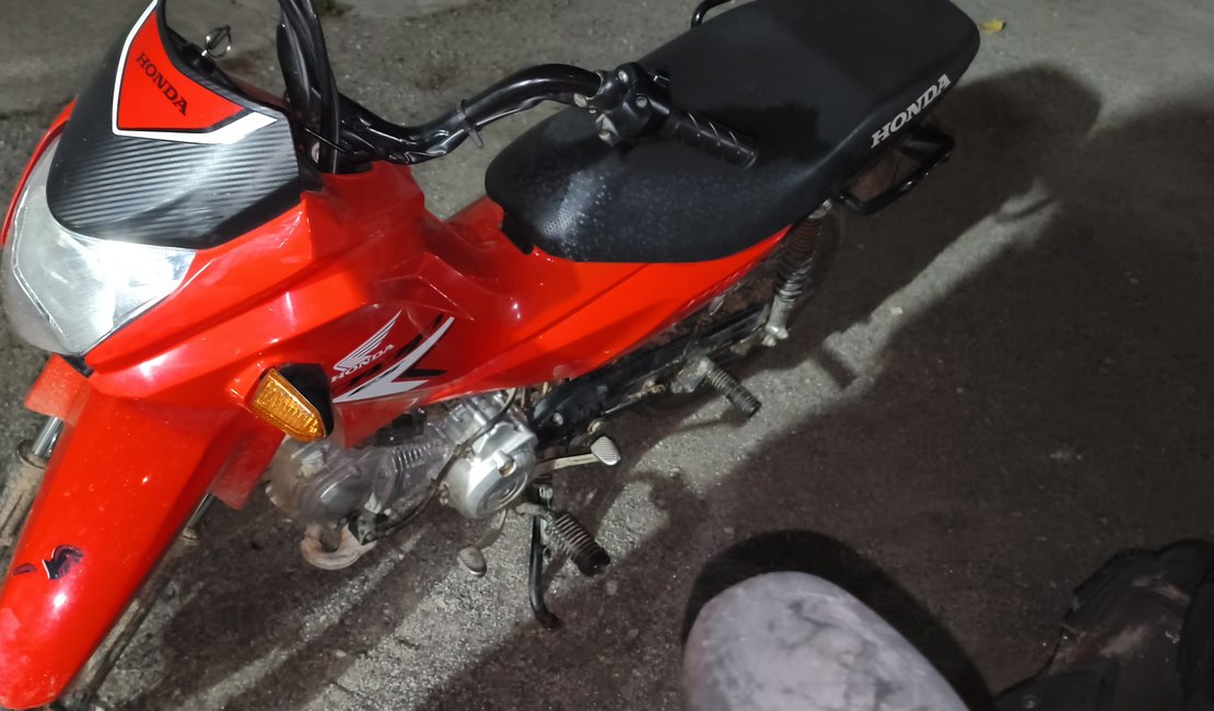 Dupla é presa com moto roubada após perseguição no Residencial Agreste, em Arapiraca
