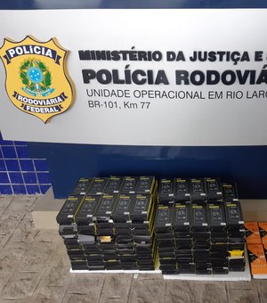 Três caixas de películas de celular sem notas fiscais são apreendidas pela PRF em Rio Largo