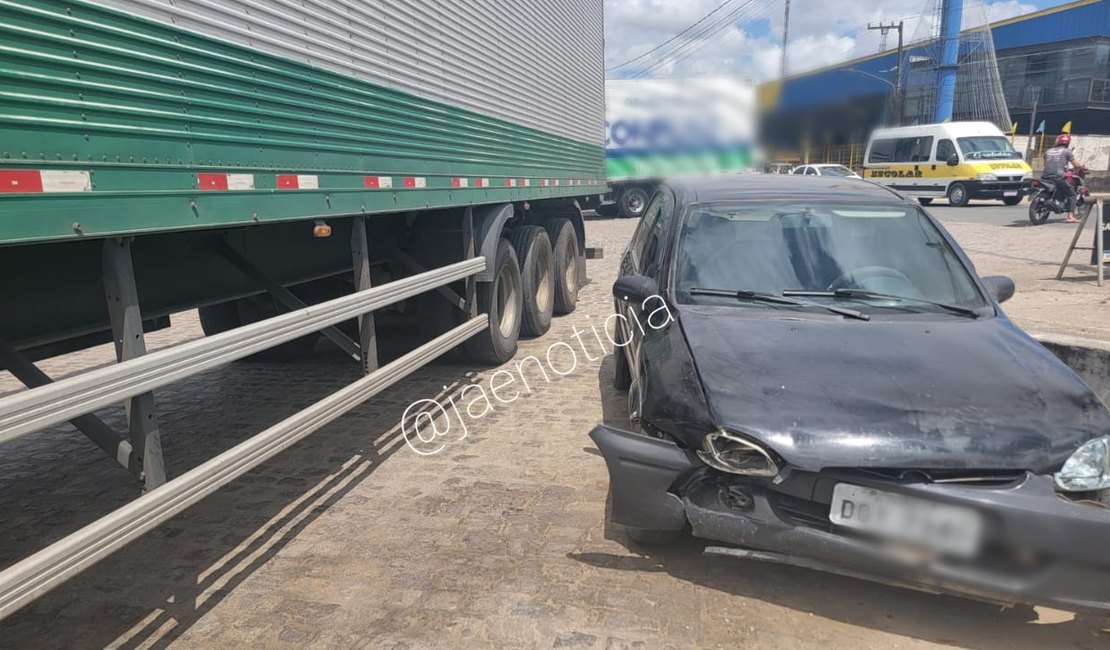 Colisão é registrada após manobra de caminhoneiro para entrar em avenida, em Arapiraca