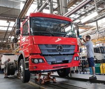 Após anúncio de demissões, trabalhadores da Mercedes-Benz fazem greve