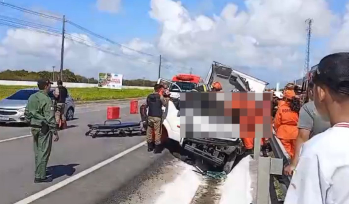 Motorista de caminhão fica ferido após veículo tombar na Barra de São Miguel