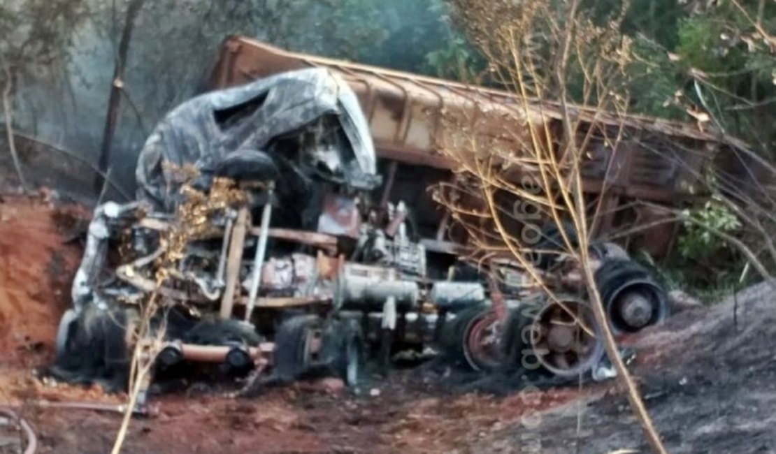 Carreta sai da pista, explode e alagoano morre carbonizado em Minas Gerais