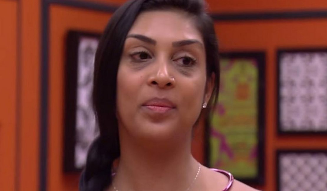 BBB15: Amanda faz topless na piscicna