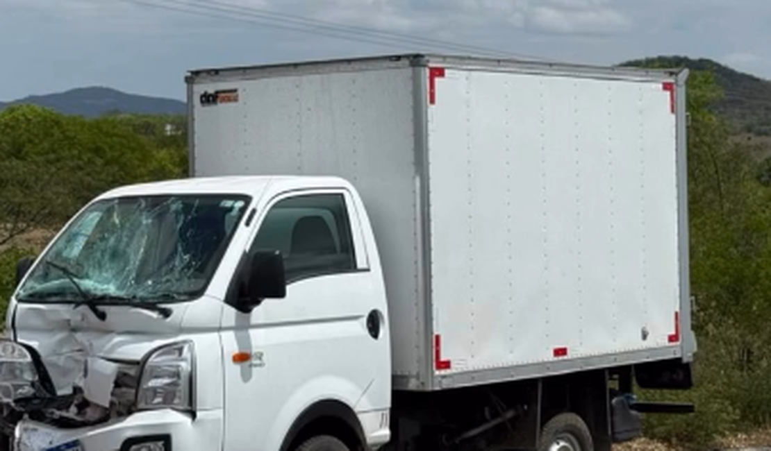 Mulher morre em colisão no Sertão de Alagoas; marido e filha sofreram ferimentos