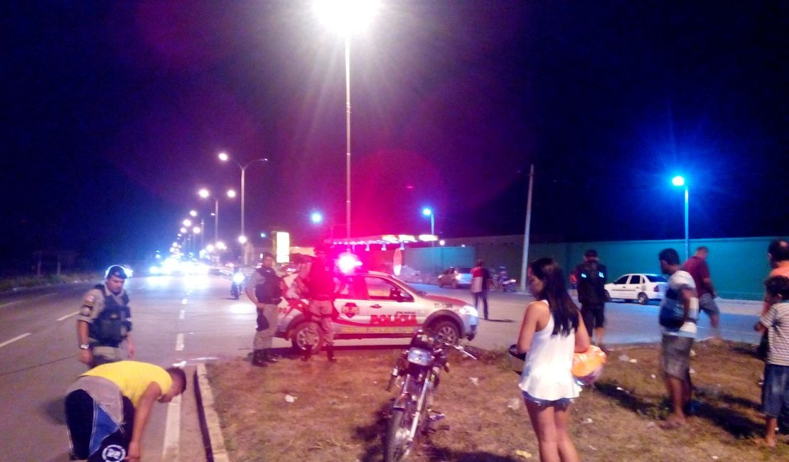 Veículo colide com cinquentinha, na AL 220 em Arapiraca, e deixa duas vítimas em estado grave