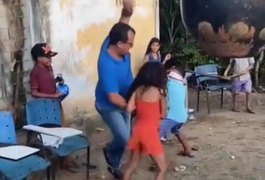 VÍDEO: Vereador que acompanhava brincadeira de 'quebra-pote' leva paulada em Palmeira dos Índios