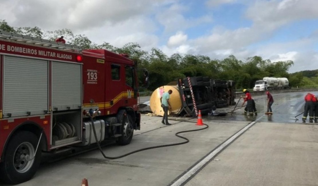 Carreta com tanque de combustível tomba em rodovia alagoana