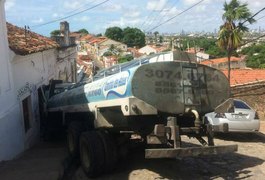 Caminhão-pipa desgovernado atinge casa em Olinda