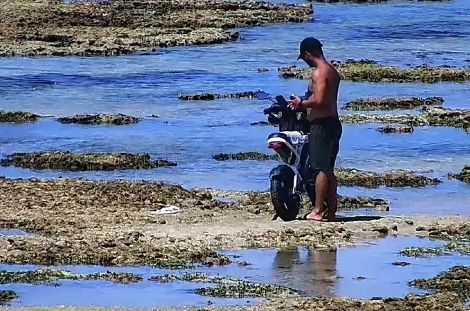 Homem é detido após ser flagrado com moto elétrica sobre corais na Ponta Verde, em Maceió