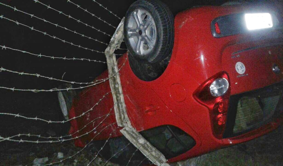 Carro capota e fica preso em arame farpado na AL 220
