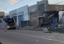 Motorista de ônibus passa mal no volante e atinge poste em Maceió