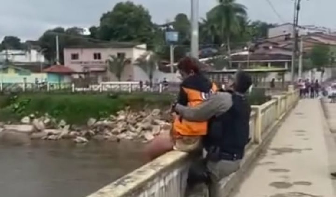 Policial militar é aplaudido ao salvar a vida de jovem que queria pular de ponte em Viçosa