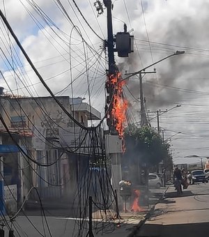 Fiação em poste de energia pega fogo e assusta moradores, em Arapiraca