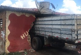Motorista perde controle de caminhão e veículo invade bar, em Traipu