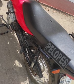 Polícia Militar recupera motocicleta com queixa de roubo, em Arapiraca