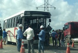 Ônibus colide contra carreta e deixa um ferido em trevo da BR-101, em AL