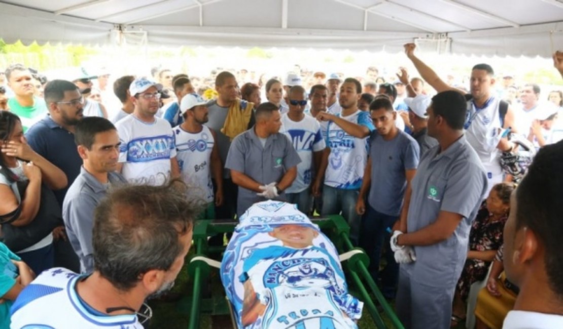 Com participação de torcedores, corpo do presidente da Mancha Azul é enterrado em Maceió