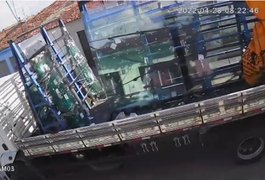 Vídeo. Carro de vidraçaria arrasta fiação de postes em Arapiraca
