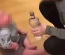 Pais dão vodka para bebê e são presos após divulgação de vídeo que gerou revolta