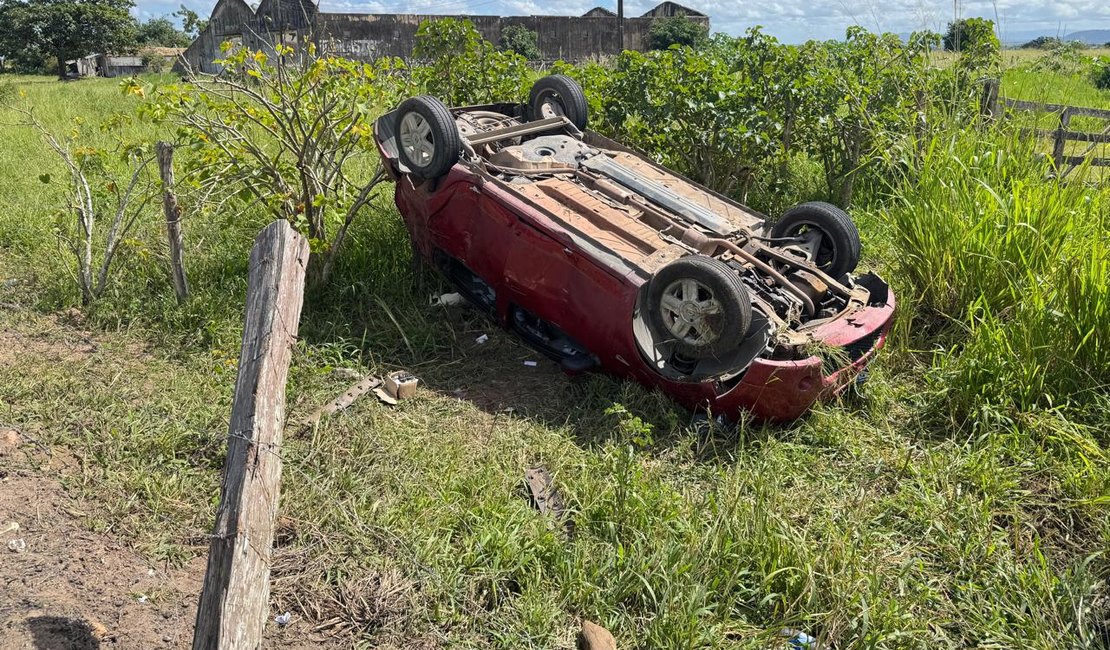 Carro om casal perde o controle, quebra cerca e capota na AL 220 em Arapiraca