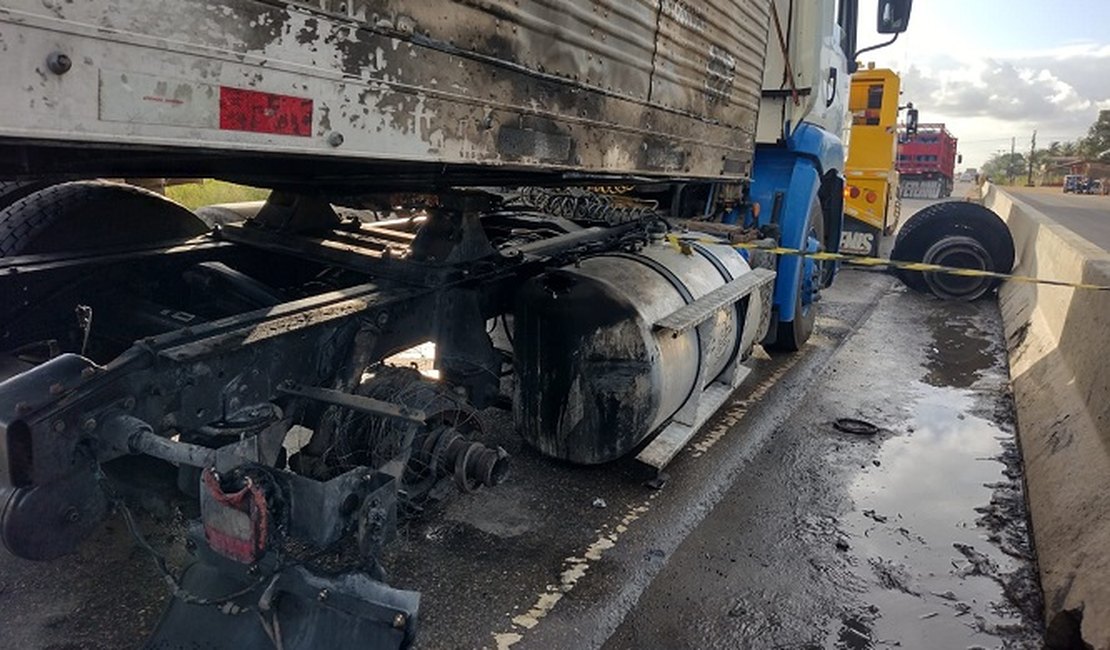 VÍDEO. Carreta carregada com pneus de motocicleta sofre princípio de incêndio na AL-110, em Arapiraca