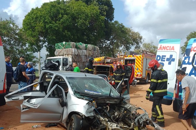 Mulher é retirada das ferragens após colisão entre carro de passeio e caminhão caçamba em Pilar