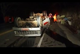 Caminhão que seguia para Arapiraca tomba com seis pessoas, na AL 115