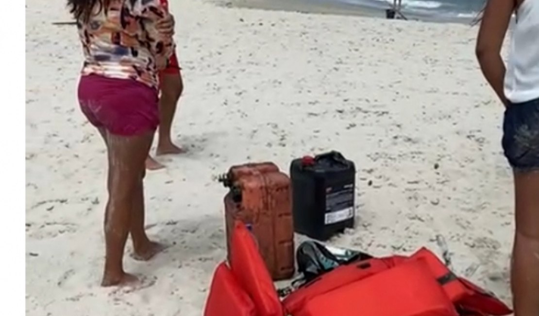 Bombeiros resgatam passageiros de jangada que virou na Barra Nova