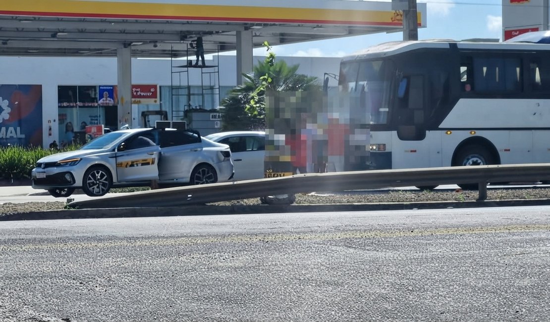 Colisão traseira envolve carro e ônibus na AL-220, em frente ao 3° BPM