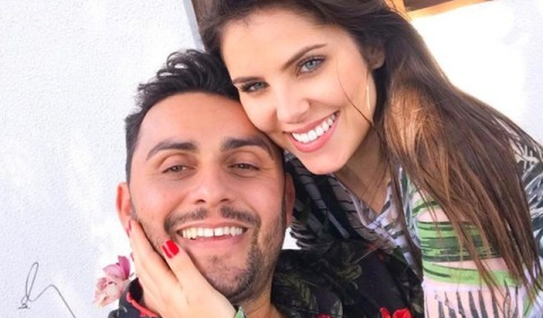 Mano Walter faz juramento do dedinho com a namorada: 'O amor a tornou forrozeira'