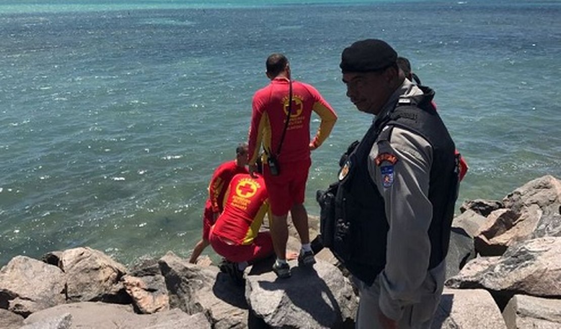 Corpo de pescador é encontrado entre as pedras na Pajuçara