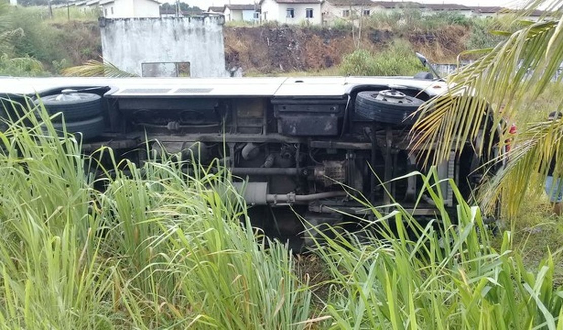 Colisão entre vans deixa feridos na AL-210, em Rio Largo