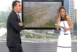 Rodrigo Bocardi e Jacqueline Brazil se assustam com explosão de lâmpada ao vivo