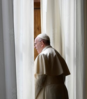 Após passar por cirurgia, Papa está caminhando e se alimentando, diz Vaticano