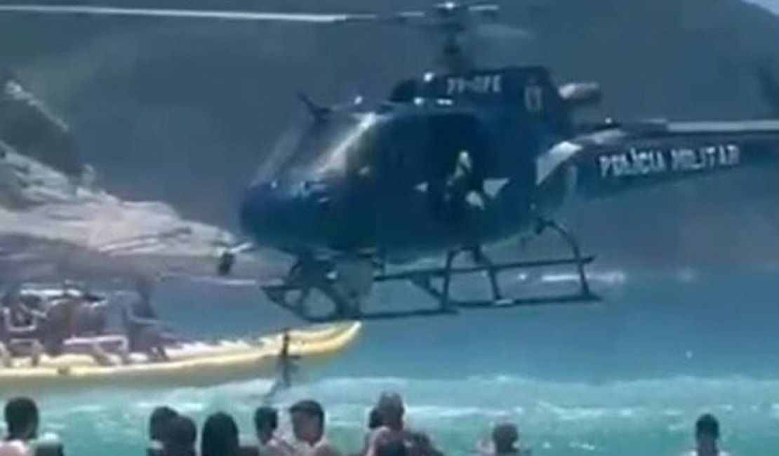 Policial em helicóptero deixa fuzil cair no mar no RJ e banhista devolve