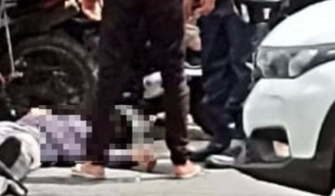 Jovem é socorrido após colisão entre moto e carro em Arapiraca