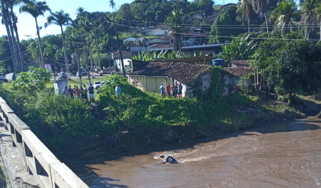 Agora: Carro cai de ponte em Atalaia e bombeiros tentam resgatar vítima dentro do rio