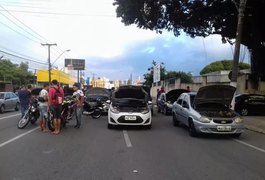 Motoristas de apps de transporte de passageiros fecham avenida em Maceió