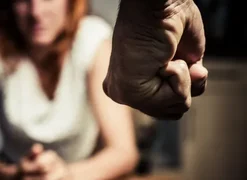 Homem embriagado é preso após agredir a esposa com socos e chutes, em Arapiraca