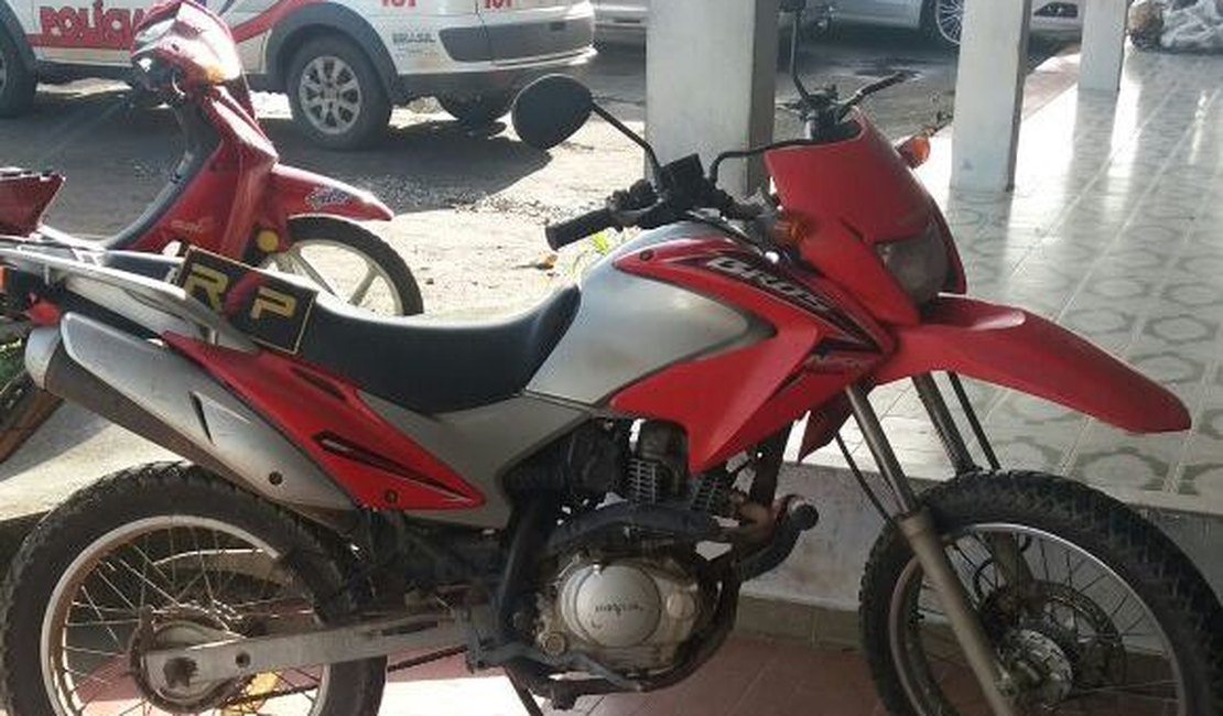 PM recupera moto roubada e prende suspeito em Arapiraca