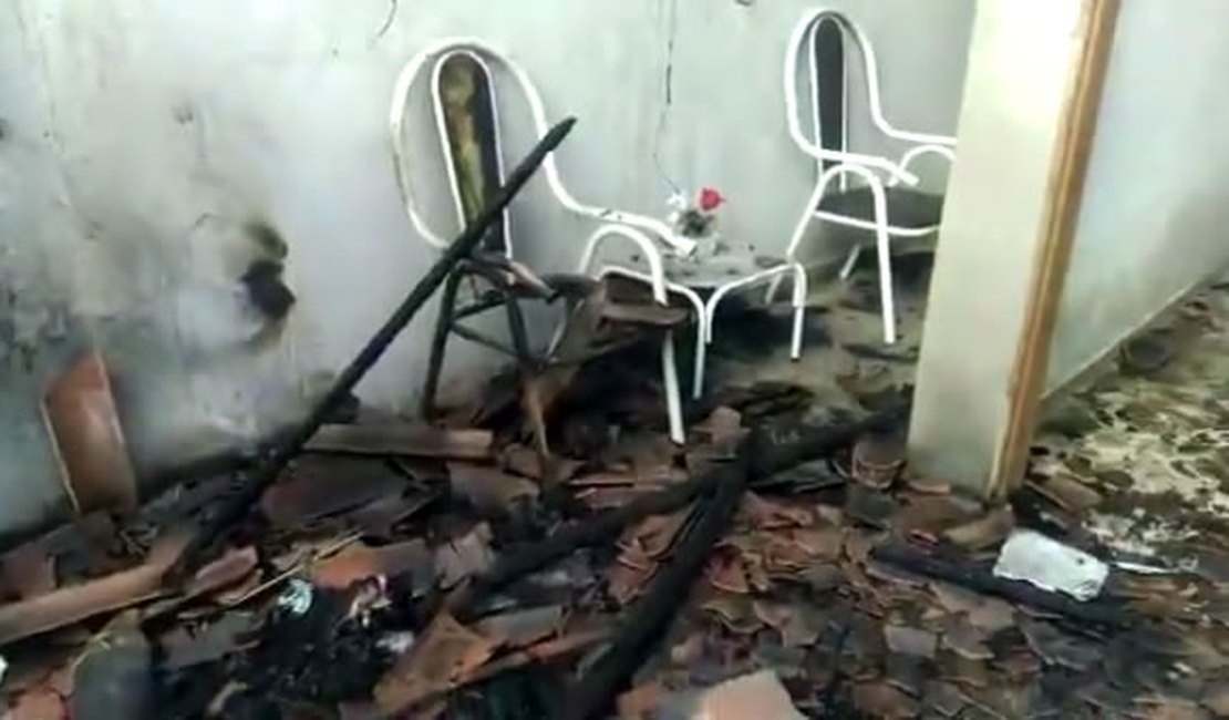 Incêndio de grandes proporções destrói casa no centro de Traipu; veja o vídeo