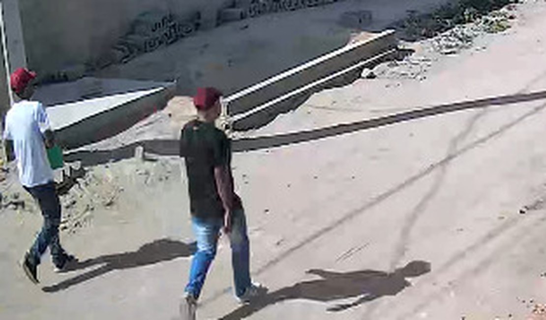 Homem e criança são deixados a pé e assaltantes fogem com moto em Arapiraca: 'Mão na cabeça, é polícia'