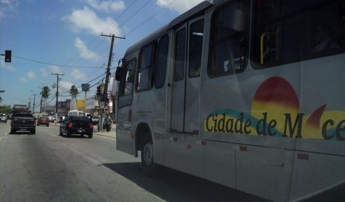 Criminoso armado invade coletivo e rouba dinheiro do cobrador, em AL