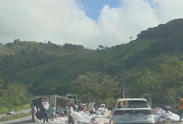 Carreta com carga de plástico tomba em trecho da BR-101, em Flexeiras