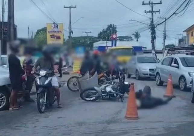 Motociclista fica ferido ao atingir carro que saía de retífica em Arapiraca
