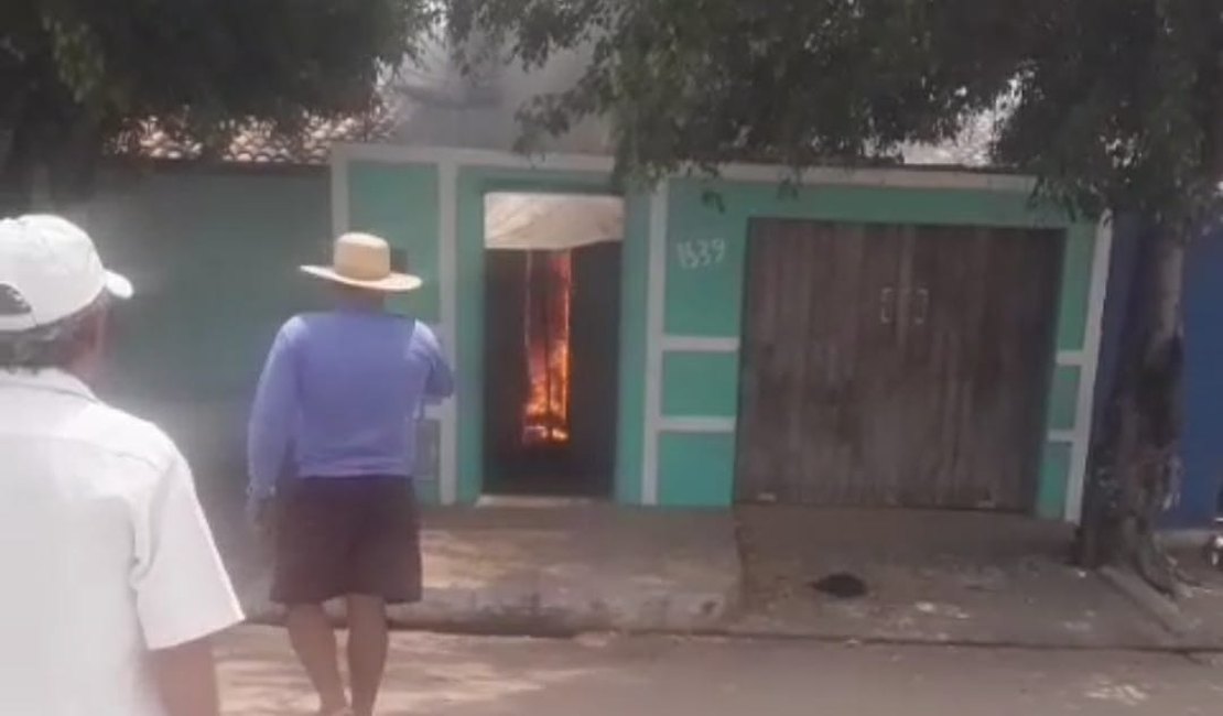 Vídeo: Residência é atingida por incêndio no bairro Primavera