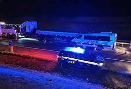 Acidente envolvendo van com estudantes e caminhão deixa professora morta e vários feridos