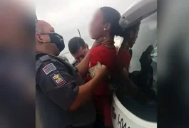 Policial é flagrado enforcando mulher durante abordagem em São Paulo; ASSISTA