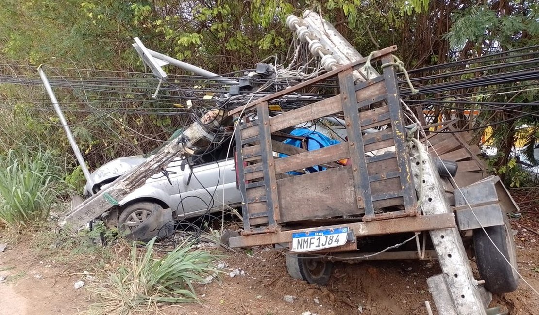 Casal fica ferido após carro colidir em poste na AL 101 Norte, em Maceió